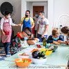  روما، إيطاليا - أطفال من ذوي الاحتياجات الخاصة أثناء درس للطهي مع الطاهية ناهدة في كنيسة سانتا ماريا ريجينا باسيس. 