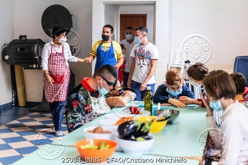  روما، إيطاليا - أطفال من ذوي الاحتياجات الخاصة أثناء درس للطهي مع الطاهية ناهدة في كنيسة سانتا ماريا ريجينا باسيس. 