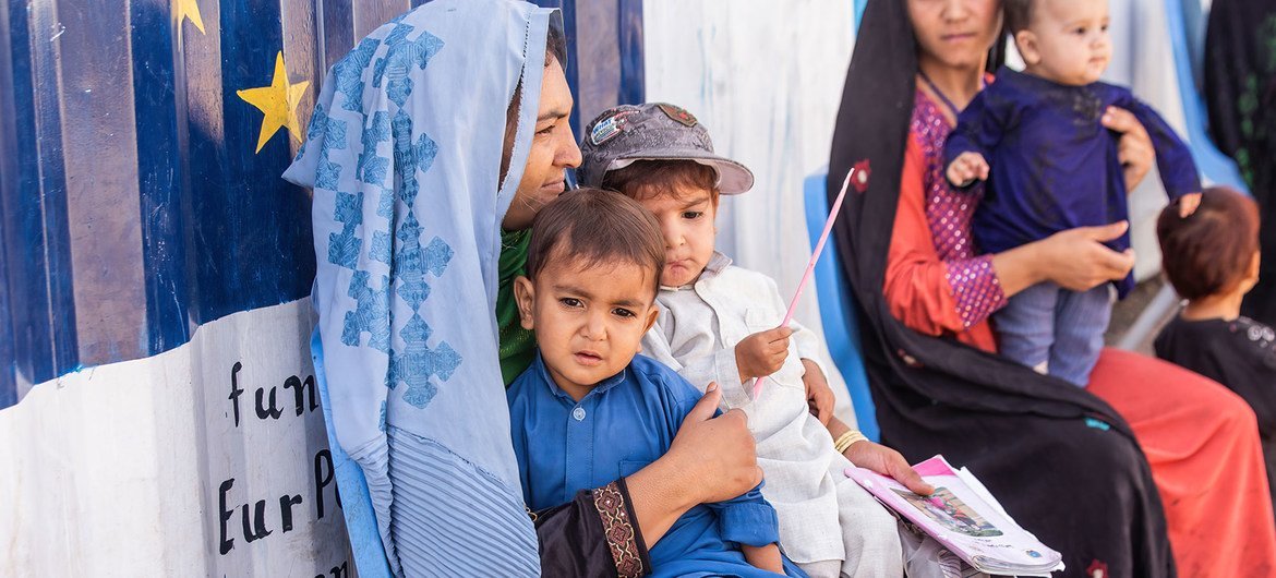 نزحت آلاف العائلات بسبب النزاع في أفغانستان.