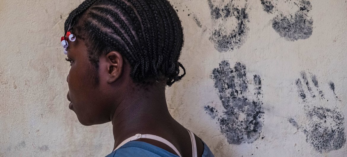 一名来自中非共和国的15岁女孩由于被迫当童兵而缺课了两年。