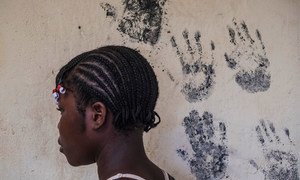 一名来自中非共和国的15岁女孩由于被迫当童兵而缺课了两年。