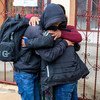 Um adolescente reencontra a família, na Guatemala, após ser deportado dos Estados Unidos