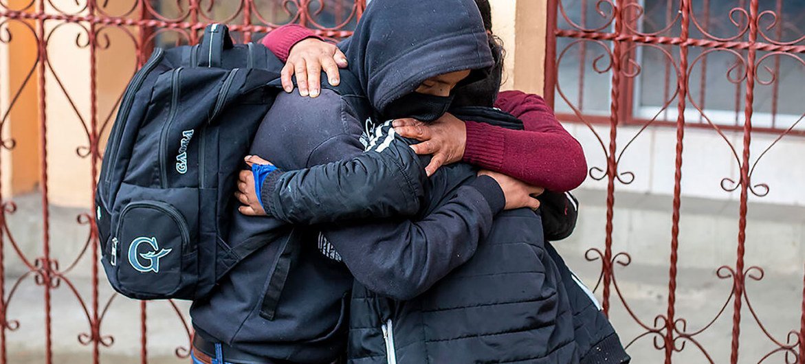 Un adolescent retrouve sa famille au Guatemala après avoir été expulsé des États-Unis.