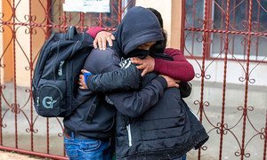 Um adolescente reencontra a família, na Guatemala, após ser deportado dos Estados Unidos