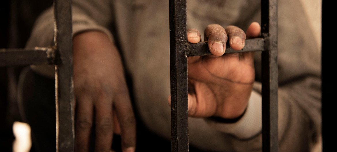 Un jeune de quatorze ans originaire du Niger à l'intérieur d'un centre de détention, en Libye.