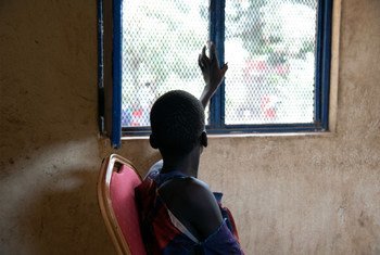 Un enfant de 13 ans dans une unité de protection spéciale à Aweil, un centre de détention au Soudan du Sud attend son procès. 