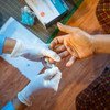 कम्बोडिया में एक गर्भवती महिला एचआईवी/सिफ़लिस संक्रमण की जाँच के लिये रैपिड टैस्ट किट का इस्तेमाल करते हुए. 