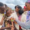 在埃塞俄比亚北部提格雷的一个食品分发点，一名幼童被检查出营养不良。