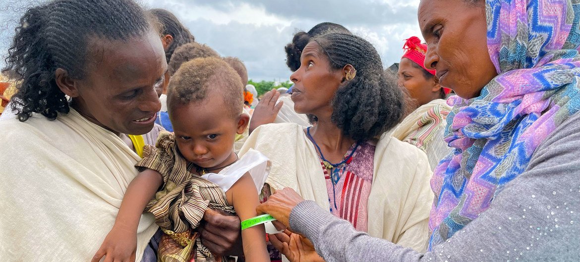 Un niño pequeño es examinado para detectar desnutrición en un sitio de distribución de alimentos en Tigray, en el norte de Etiopía.