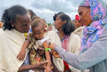 Criança é avaliada em local de distribuição de comida em Tigray, norte da Etiópia. 