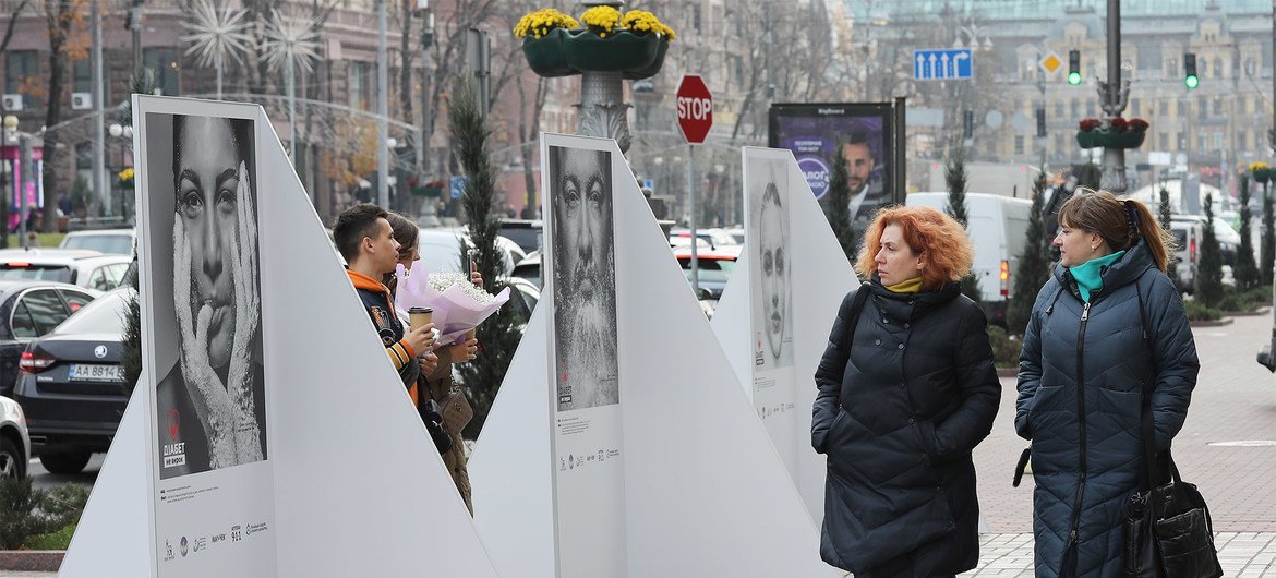 При поддержке ООН на улицах Киева развернута экспозиция, призывающая жителей сделать тест на диабет.