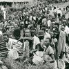 Wakimbizi kutoka Rwanda wakiwa wamepanga foleni nchini Jamhuri ya Kidemokrasia ya Congo mwaka 1961