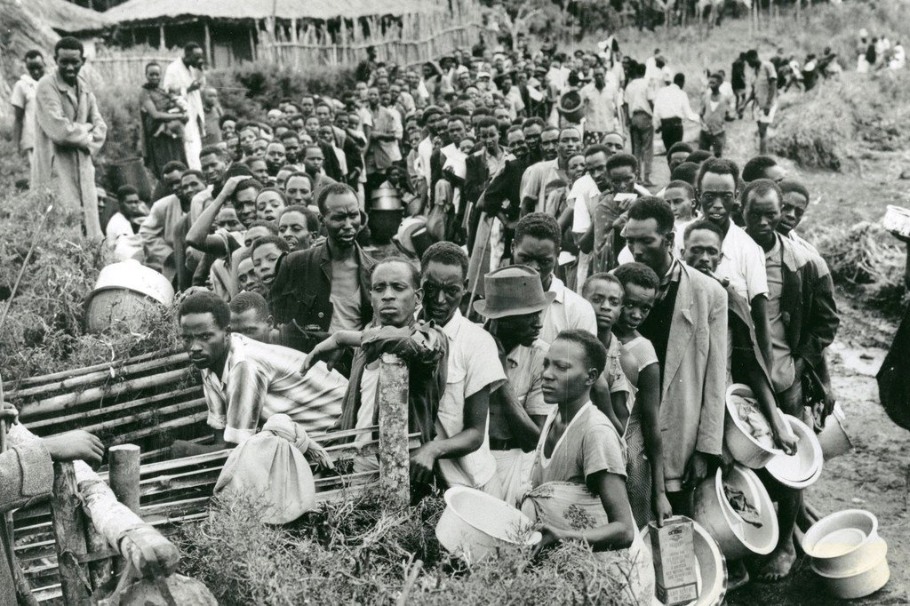 Wakimbizi kutoka Rwanda wakiwa wamepanga foleni nchini Jamhuri ya Kidemokrasia ya Congo mwaka 1961