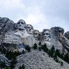 Expertos en derechos humanos manifestaron alarma por las acusaciones contra un lídere indígena que protestaba contra el presidente Donald Trump en el monumento Mount Rushmore, en Dakota del Sur.
