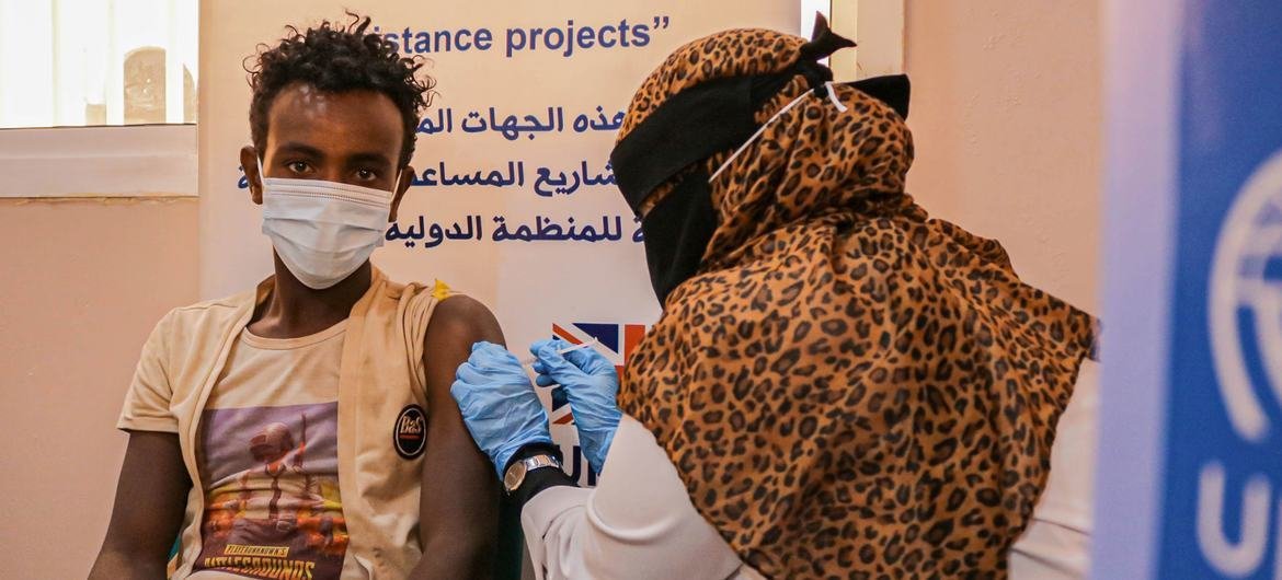 مهاجر إثيوبي في اليمن يحصل على لقاح كوفيد-19 في أحد نقاط الاستجابة التابعة للمنظمة الدولية للهجرة في عدن.