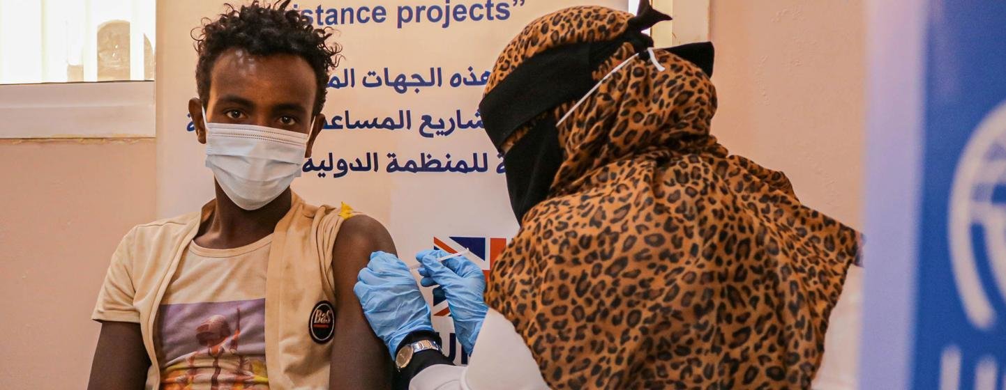 Un migrant éthiopien au Yémen reçoit son vaccin COVID-19 au point d'accueil des migrants de l'OIM à Aden.