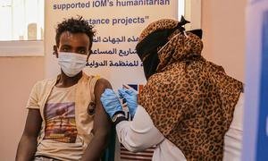 Un migrant éthiopien au Yémen reçoit son vaccin COVID-19 au point d'accueil des migrants de l'OIM à Aden.