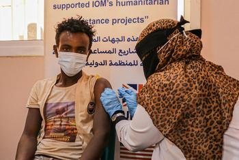 مهاجر إثيوبي في اليمن يحصل على لقاح كوفيد-19 في أحد نقاط الاستجابة التابعة للمنظمة الدولية للهجرة في عدن.