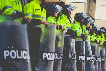 La police anti-émeute pendant les manifestations anti-gouvernementales à Bogotá, en Colombie.
