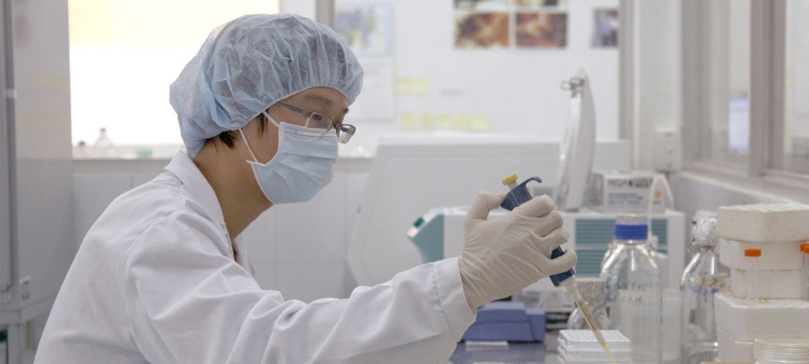Pruebas en un labotario de Hanoi para confirmar casos de enfermedades contagiosas.