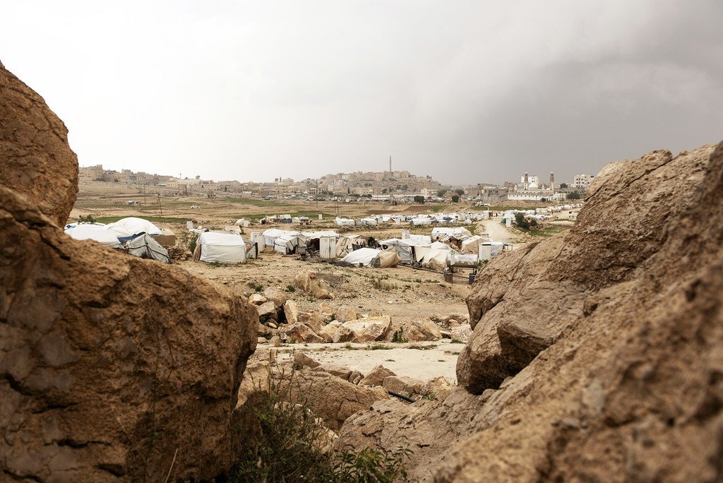 也门大量平民为逃避冲突而在营地中栖身。