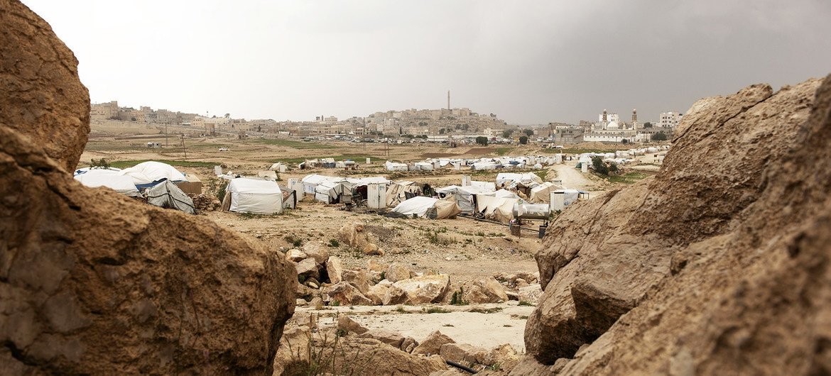 فر الكثير من الناس في اليمن إلى المخيمات هربا من النزاع.