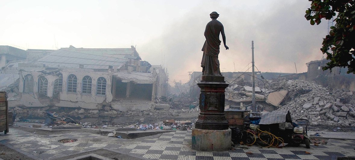 A capital do Haiti, Porto Príncipe, danificada pelo terremoto de janeiro de 2010.