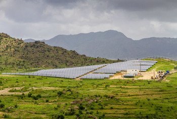 نظام للشبكات الشمسية الصغيرة في إريتريا يقوم بتوفير الكهرباء في بلدتين صغيرتين والقرى المجاورة لهما.