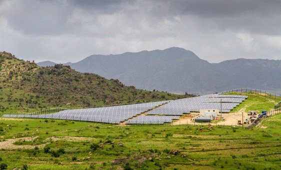 इरिट्रिया में सौर ऊर्जा स्टेशन जो आसपास की दो ग्रामीण बस्तियों और गाँवों को बिजली मुहैया कराता है.