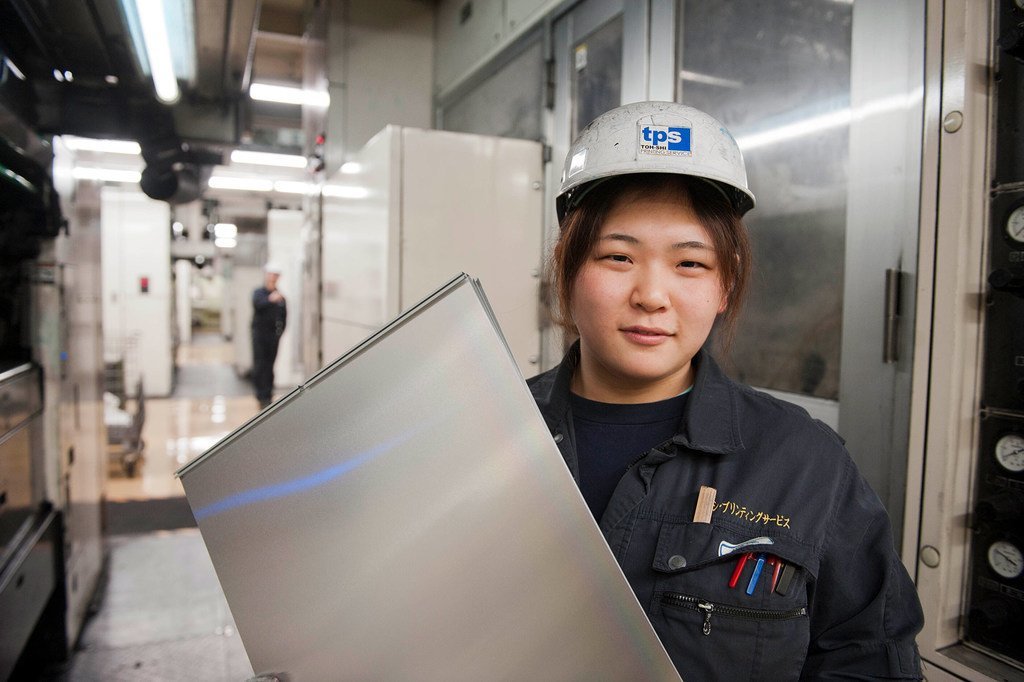 日本京东印刷厂的一名女员工。