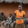 Uma mulher mostra um prato de cigarras em Mazambara, Zimbbábue, uma das opções quando acabam alimentos no PMA.