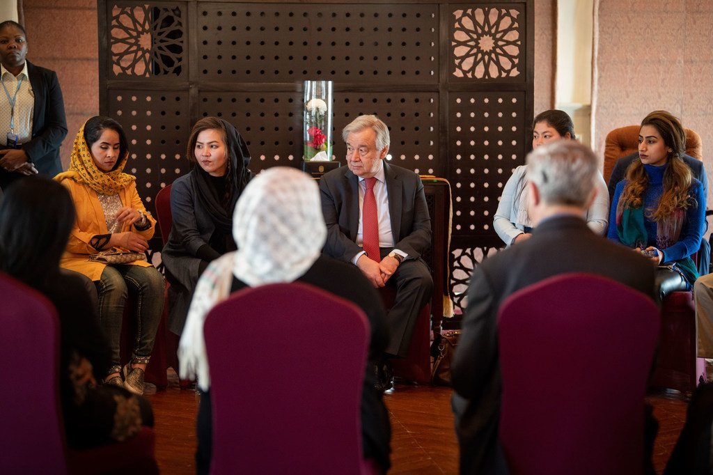 Le Secrétaire général de l'ONU, António Guterres (au centre) rencontre des réfugiés afghans à Islamabad lors de sa visite officielle dans le pays. Aujourd'hui, le Pakistan est le deuxième pays accueillant le plus grand nombre de réfugiés au monde.