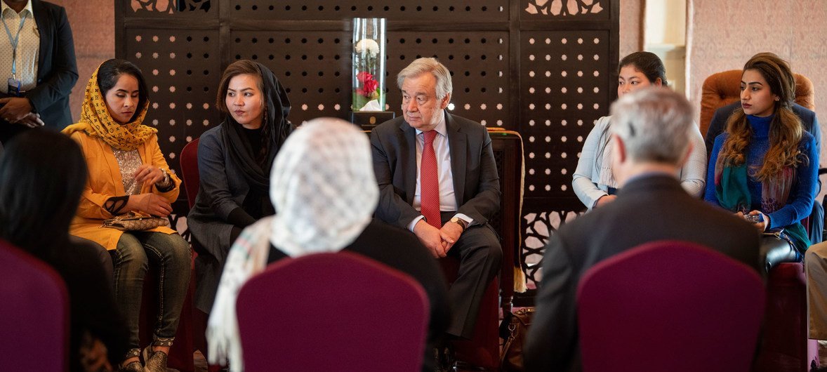 El Secretario General António Guterres (centro) durante un en cuentro con refugiados en Islamabad, Paquistan