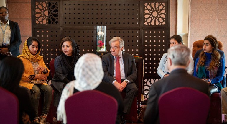 El Secretario General António Guterres (centro) durante un en cuentro con refugiados en Islamabad, Paquistan