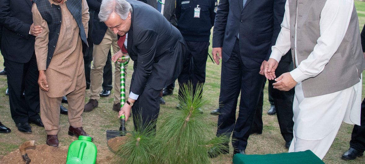 Secretary-General António Guterres (centre) participates in a tree planting ceremony with Makhdoom Shah Mahmood Hussain Qureshi (second from right), Minister for Foreign Affairs of Pakistan.