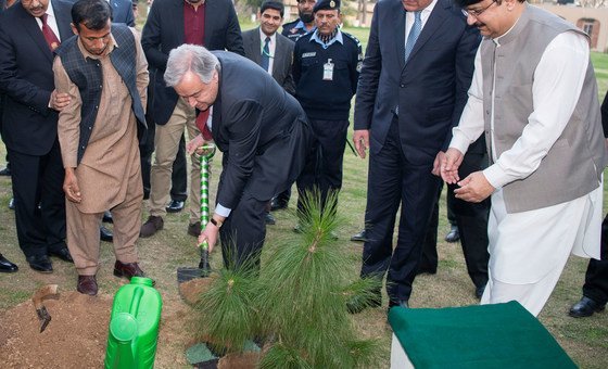 O secretário-geral António Guterres (centro) participa de uma cerimônia de plantio de árvores com Makhdoom Shah Mahmood Hussain Qureshi (segundo da direita), ministro de Relações Exteriores do Paquistão.