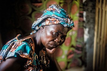这位有 7 个孩子的母亲在返回中非共和国达马拉的家中时被两名男子强奸。
