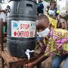 刚果民主共和国南基伍省的一处难民营内，一名来自布隆迪的少年难民正在洗手。