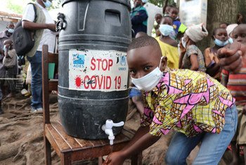 刚果民主共和国南基伍省的一处难民营内，一名来自布隆迪的少年难民正在洗手。