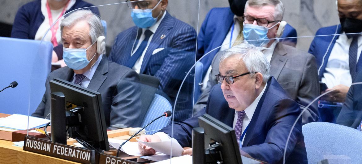 रूस के विदेश मामलों के मंत्री सर्गेई वर्शिनीन (दाएँ) और यूएन महासचिव एंतोनियो गुटेरेश (बाएँ), दोनों, यूएन व सामूहिक सुरक्षा सन्धि संगठन (CSTO) की संयुक्त बैठक को सम्बोधित करते हुए.