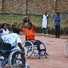 在刚果民主共和国，残疾女孩在打篮球。