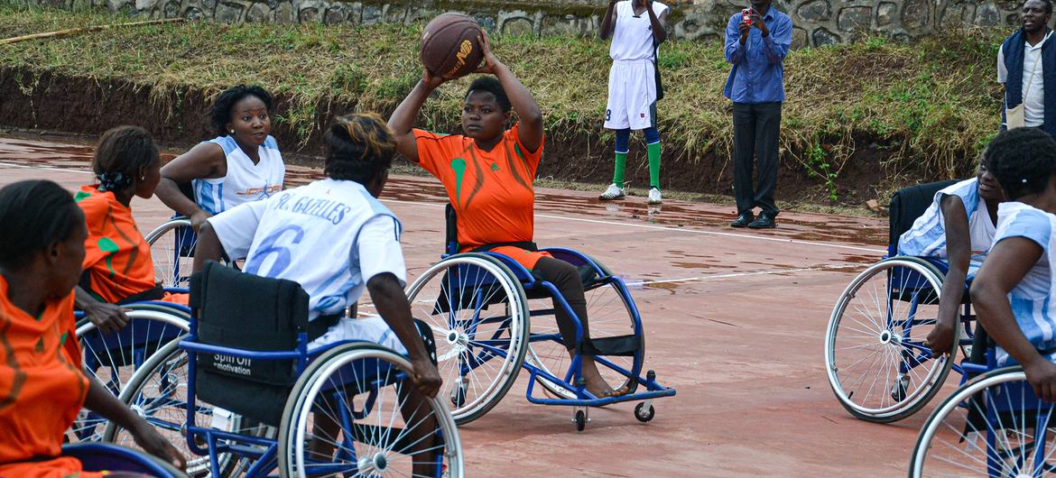 فتيات من ذوات الاحتياجات الخاصة يلعبن كرة السلة في جمهورية الكونغو الديمقراطية.