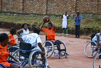 Des filles handicapées jouent au basket en République démocratique du Congo.
