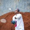 Adolescente joga badminton em frente à sua casa em Bangladesh.
