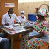 Une femme reçoit sa deuxième vaccination contre la Covid-19 au Burkina Faso.