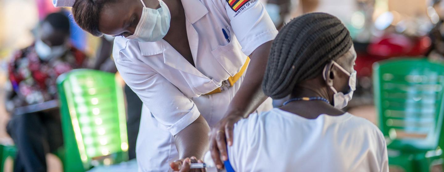 Une infirmière administre une vaccination contre la Covid-19 en Ouganda.