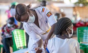 Une infirmière administre une vaccination contre la Covid-19 en Ouganda.