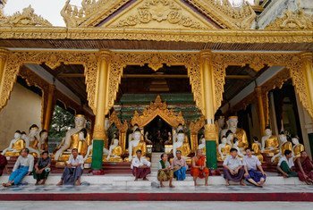 缅甸仰光，寺院正在举行佛教仪式。（2013年5月图片）