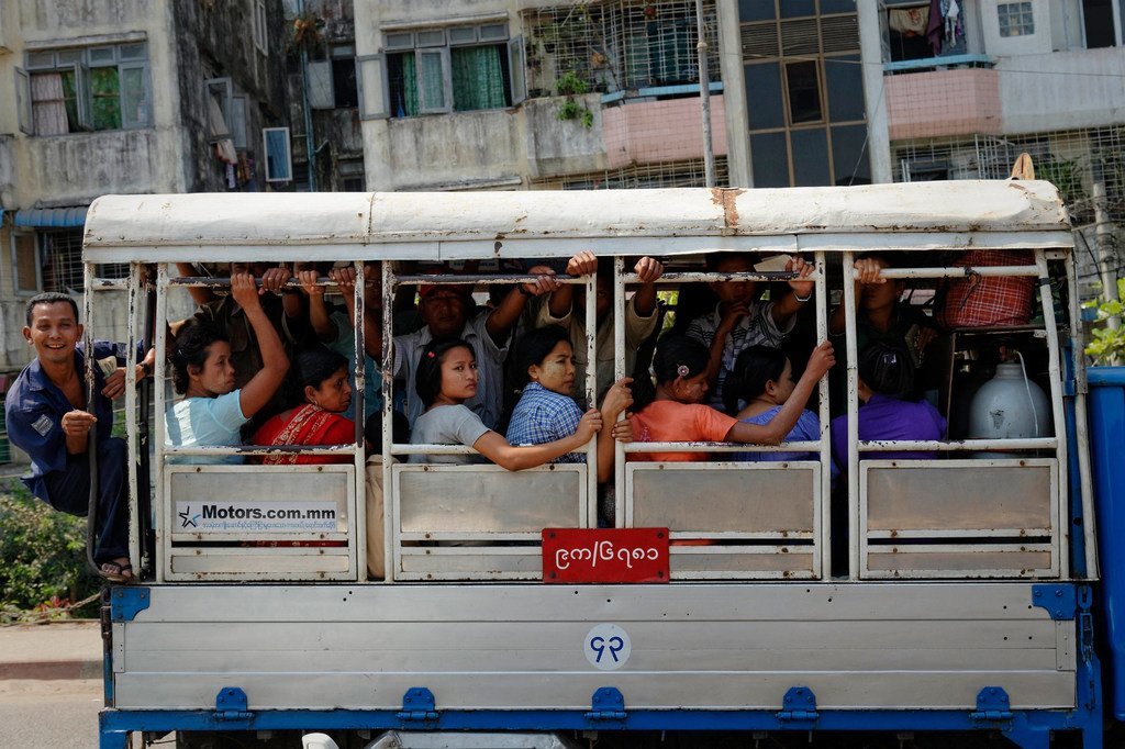 Varias personas toman el autobús en Yangon, la ciudad más grande de Myanmar.