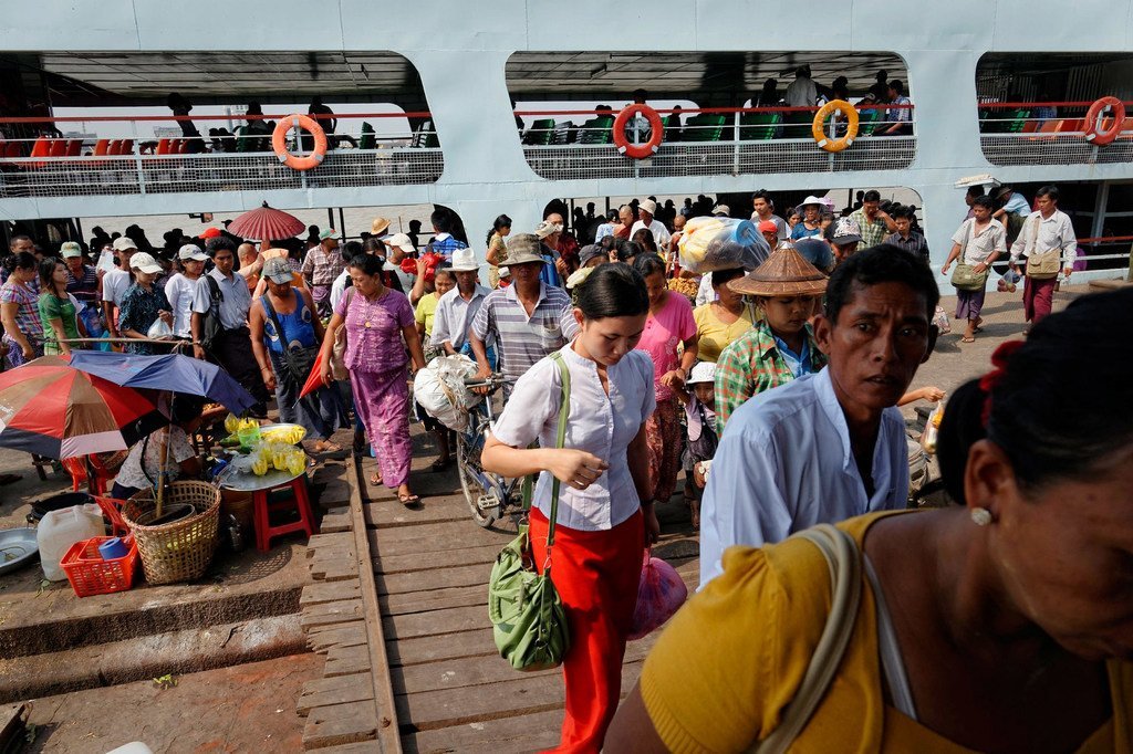 缅甸仰光，乘客走下渡轮。（2013年5月图片）